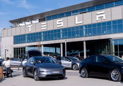 Tesla Model Y viaggia da sola dalla fabbrica al cliente: è la prima volta