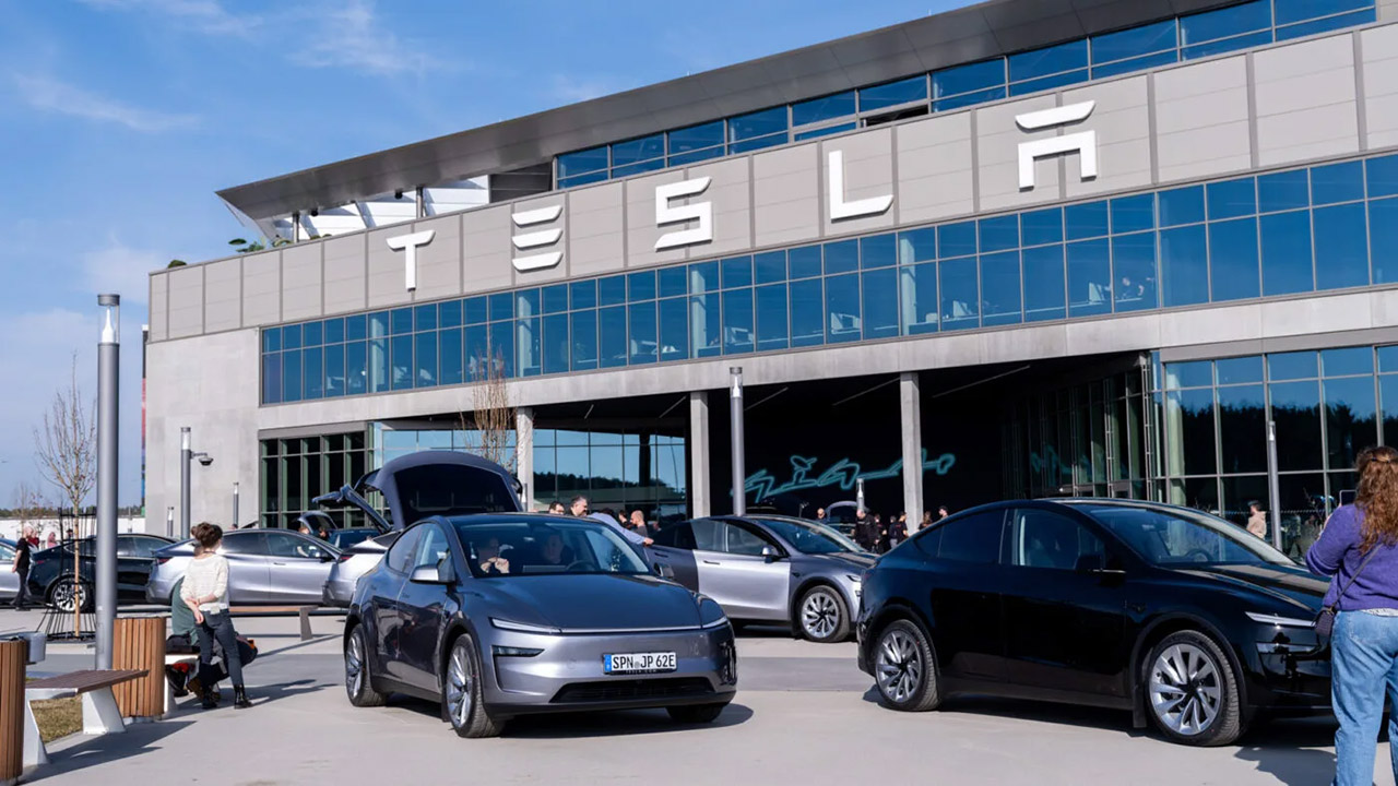 Tesla Model Y viaggia da sola dalla fabbrica al cliente: è la prima volta