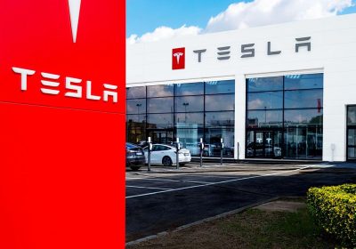 Tesla svela i dati finanziari di fine 2025: batte le aspettative, ma il calo continua