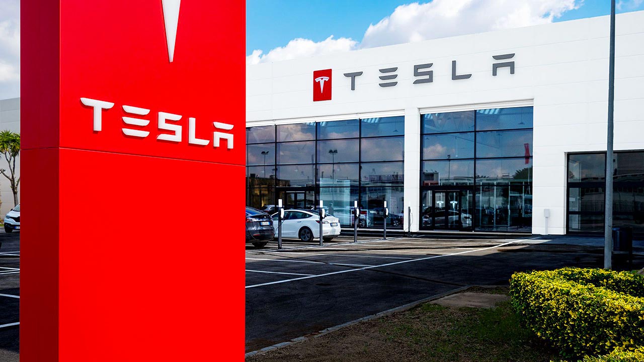 Tesla svela i dati finanziari di fine 2025: batte le aspettative, ma il calo continua