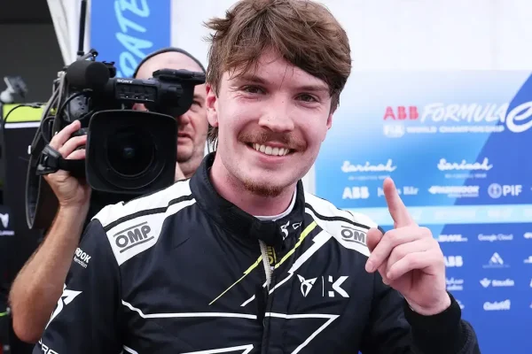 Nuovo vincitore in Formula E: Dan Ticktum vince a Jakarta, in lacrime il team principal