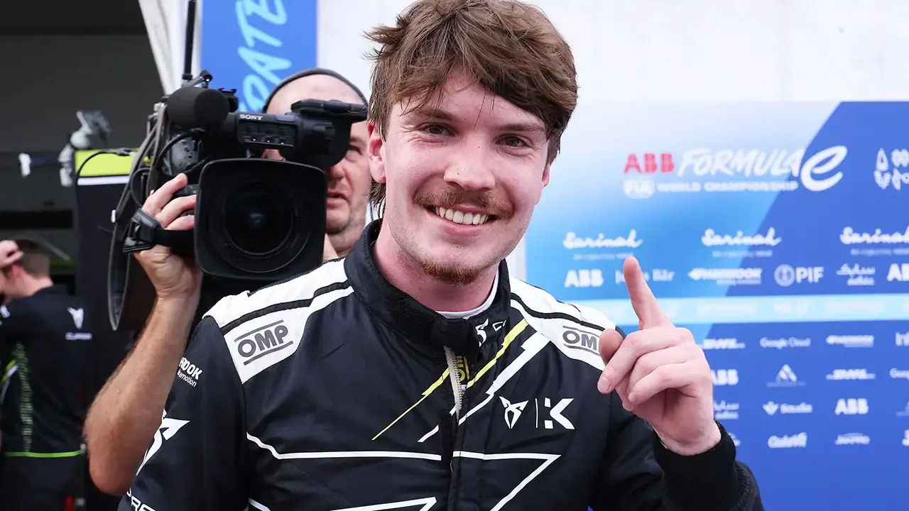 Nuovo vincitore in Formula E: Dan Ticktum vince a Jakarta, in lacrime il team principal