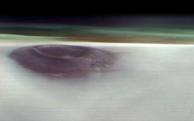 Vulcano Arsia Mons che spunta dalle nuvole di Marte, la cima fotografata dalla Mars Odyssey della Nasa