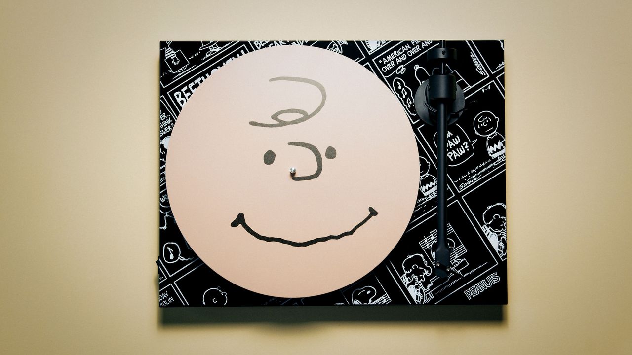 Il giradischi Pro-Ject dedicato ai Peanuts con la testa di Charlie Brown come piatto