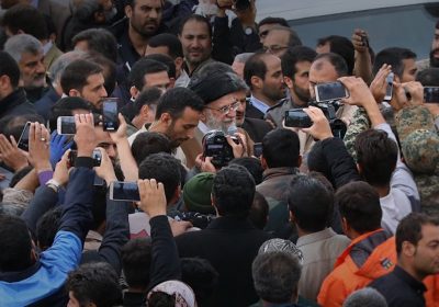 Perché Khamenei scrive a raffica su X (e cosa rischia facendolo)