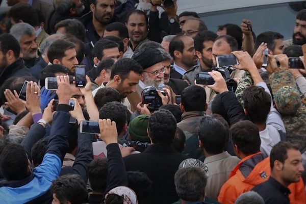 Perché Khamenei scrive a raffica su X (e cosa rischia facendolo)