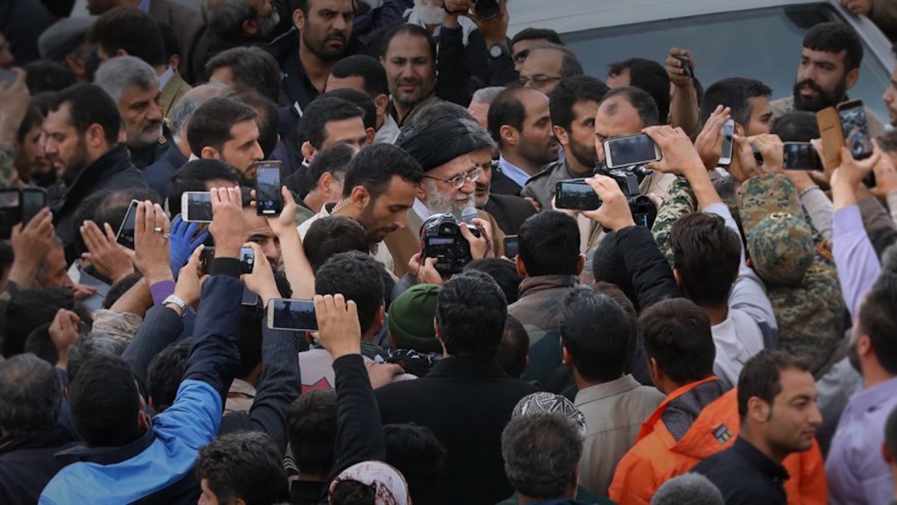 Perché Khamenei scrive a raffica su X (e cosa rischia facendolo)