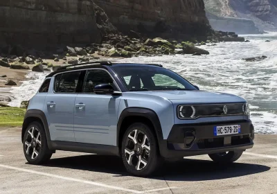 Prima guida con Renault 4: questa nuova elettrica deve vendere per forza