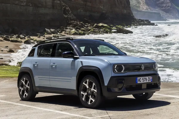 Renault lancia la super promo: porte aperte per R4 e R5 elettriche a 15.900 euro