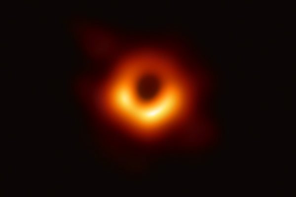 Quanto si ingrandisce e quanto ruota velocemente il buco nero M87*? Nuove informazioni da EHT