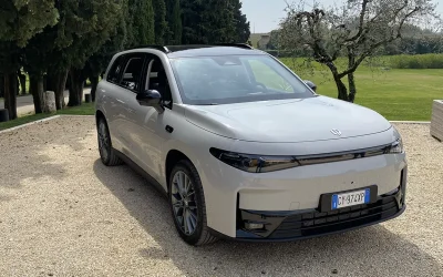 Se non basta la batteria, c'è la benzina (ma non come pensi). Prova Leapmotor C10 REEV
