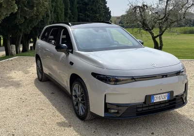 Se non basta la batteria, c'è la benzina (ma non come pensi). Prova Leapmotor C10 REEV