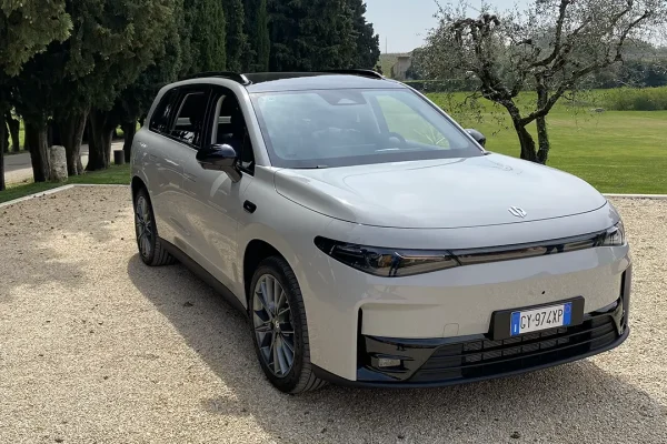 Se non basta la batteria, c'è la benzina (ma non come pensi). Prova Leapmotor C10 REEV