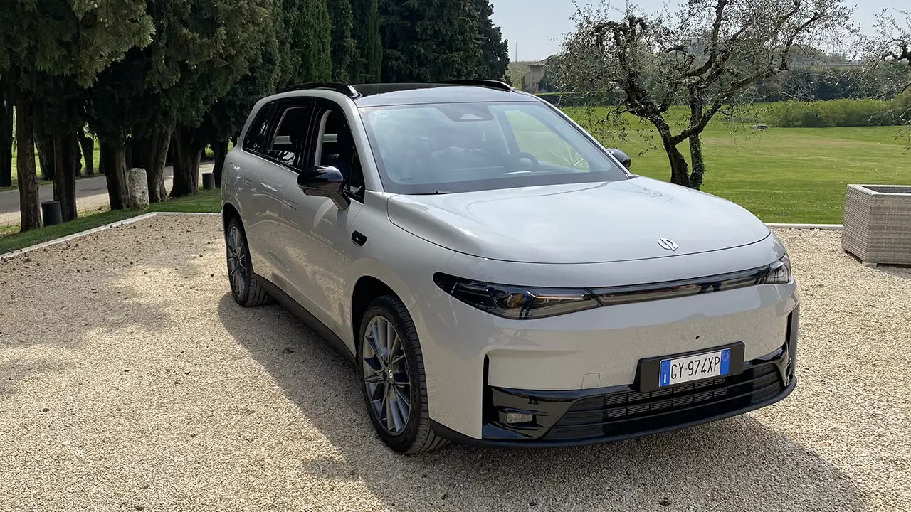 Se non basta la batteria, c'è la benzina (ma non come pensi). Prova Leapmotor C10 REEV