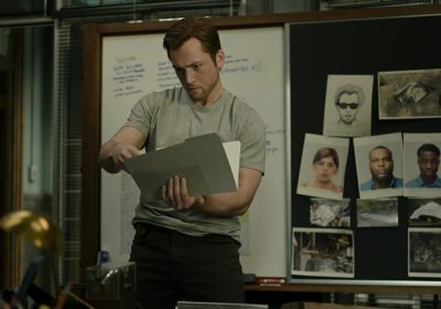 Taron Egerton nella miniserie Smoke Tracce di fuoco offre la sua performance migliore. La nostra recensione e intervista al protagonista