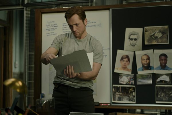 Taron Egerton nella miniserie Smoke Tracce di fuoco offre la sua performance migliore. La nostra recensione e intervista al protagonista