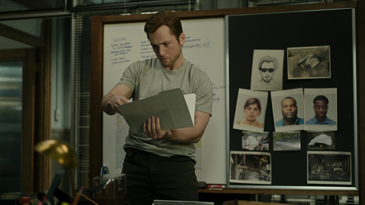 Taron Egerton nella miniserie Smoke Tracce di fuoco offre la sua performance migliore. La nostra recensione e intervista al protagonista