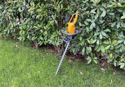 Test Stiga HT 300e Kit, tagliasiepi con doppia batteria per dire addio alla benzina