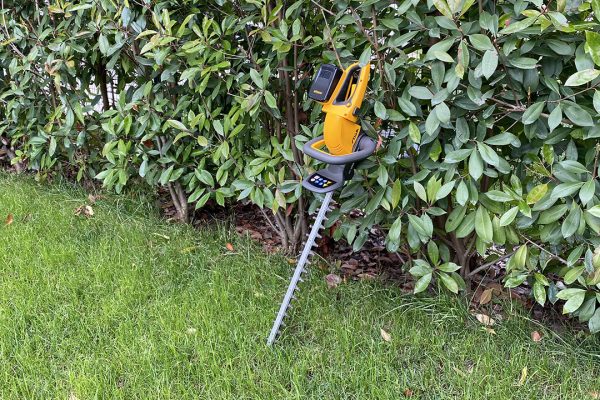 Test Stiga HT 300e Kit, tagliasiepi con doppia batteria per dire addio alla benzina