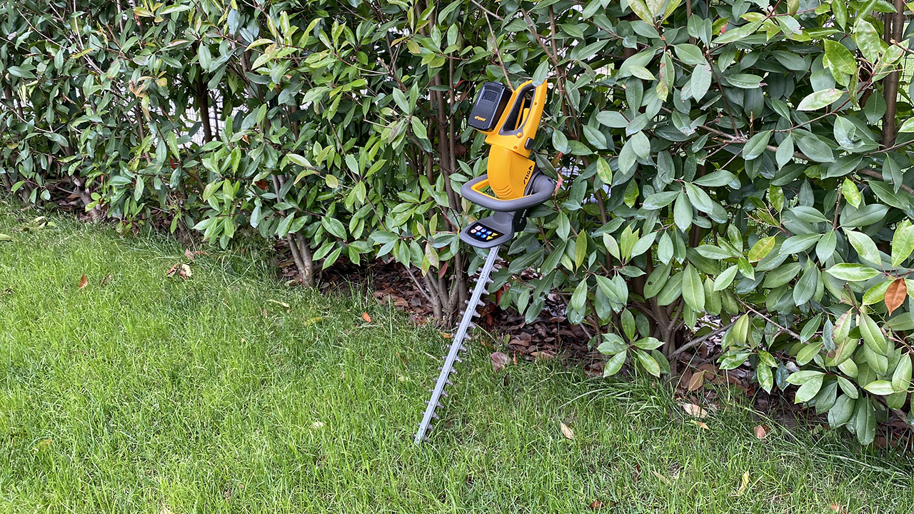 Test Stiga HT 300e Kit, tagliasiepi con doppia batteria per dire addio alla benzina