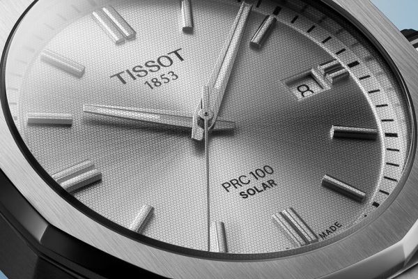 Tissot PRC 100 Solar, l’orologio che nasconde le celle solari sotto il vetro e libera il design
