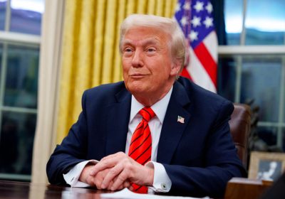 Trump 'arruola' i dinosauri per proteggere il confine: il deepfake virale confonde milioni di utenti