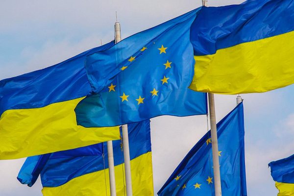 Ucraina nell'UE dal 2026? Per ora si parla solo di roaming telefonico gratuito…