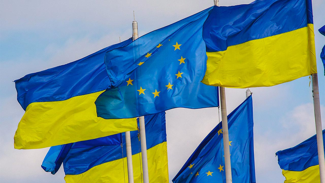 Ucraina nell'UE dal 2026? Per ora si parla solo di roaming telefonico gratuito…