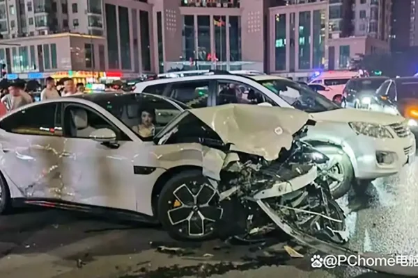 Una Xiaomi SU7 si scontra con 16 veicoli: mega incidente e conducente arrestata