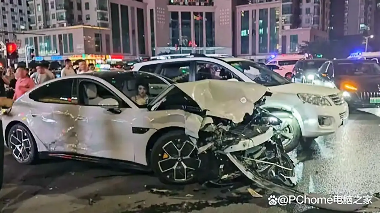 Una Xiaomi SU7 si scontra con 16 veicoli: mega incidente e conducente arrestata