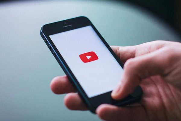 YouTube dice addio a otto modelli di iPhone e iPad: cosa cambia e perché