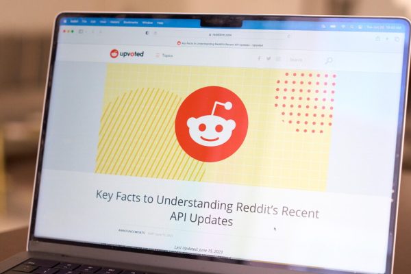 Piattaforma Reddit fa causa ad Anthropic, ‘usa contenuti per IA’ – Notizie