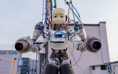 IronCub3, è italiano il primo robot umanoide che vola grazie ai jet di propulsione