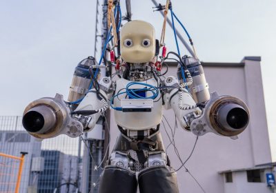IronCub3, è italiano il primo robot umanoide che vola grazie ai jet di propulsione