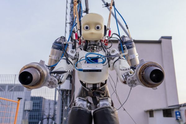 IronCub3, è italiano il primo robot umanoide che vola grazie ai jet di propulsione
