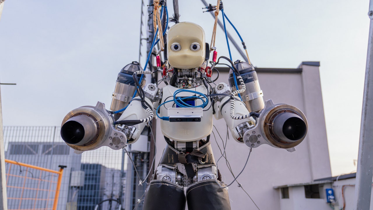 IronCub3, è italiano il primo robot umanoide che vola grazie ai jet di propulsione