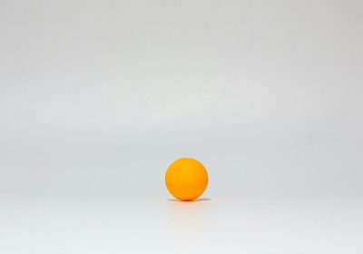 Una palla morbida che rotola su una superficie verticale senza cadere o scivolare è l’impresa (riuscita) che sfida la fisica