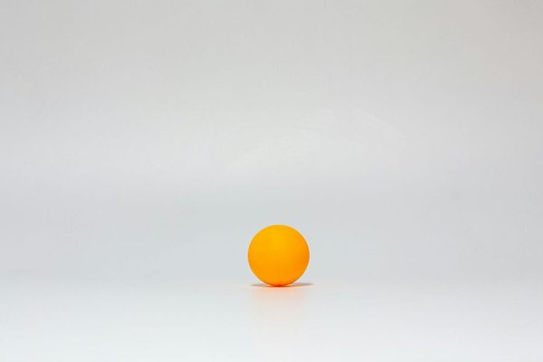 Una palla morbida che rotola su una superficie verticale senza cadere o scivolare è l’impresa (riuscita) che sfida la fisica