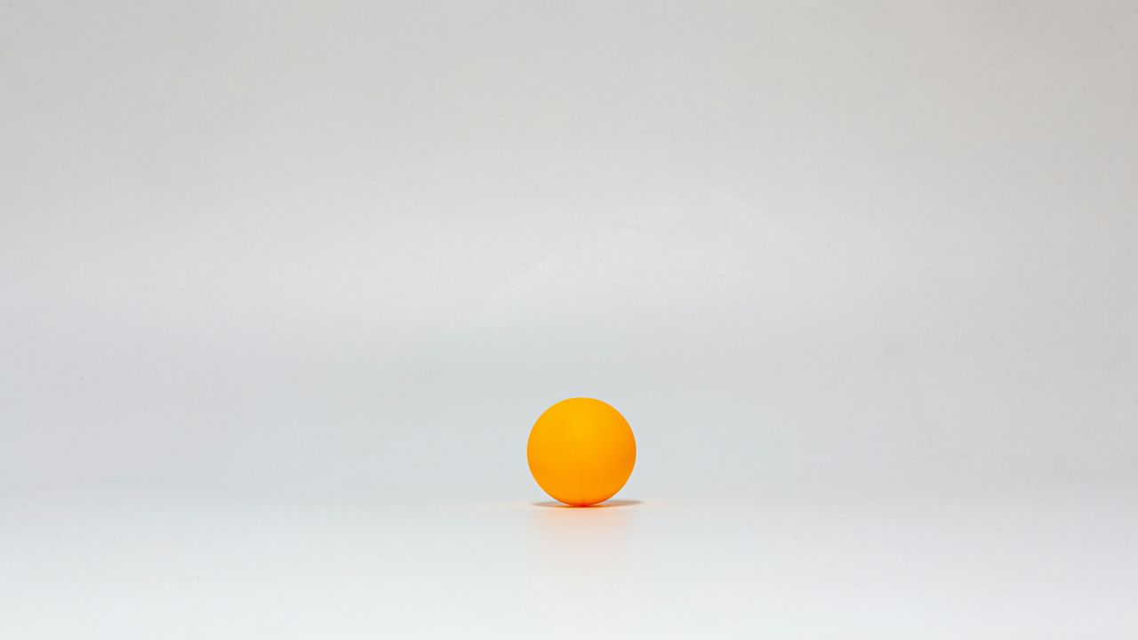 Una palla morbida che rotola su una superficie verticale senza cadere o scivolare è l’impresa (riuscita) che sfida la fisica