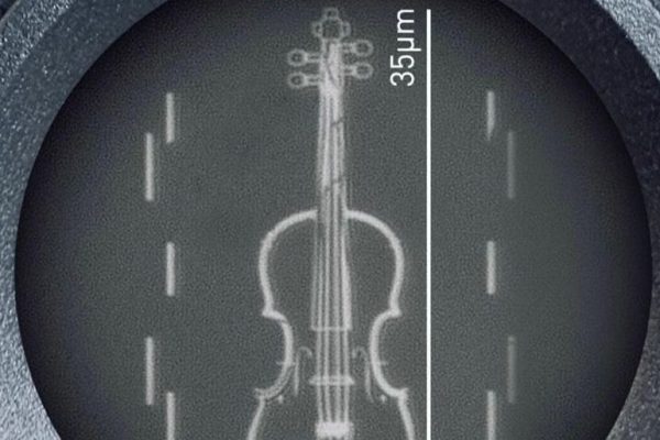 È stato costruito il violino più piccolo del mondo, più sottile di un capello