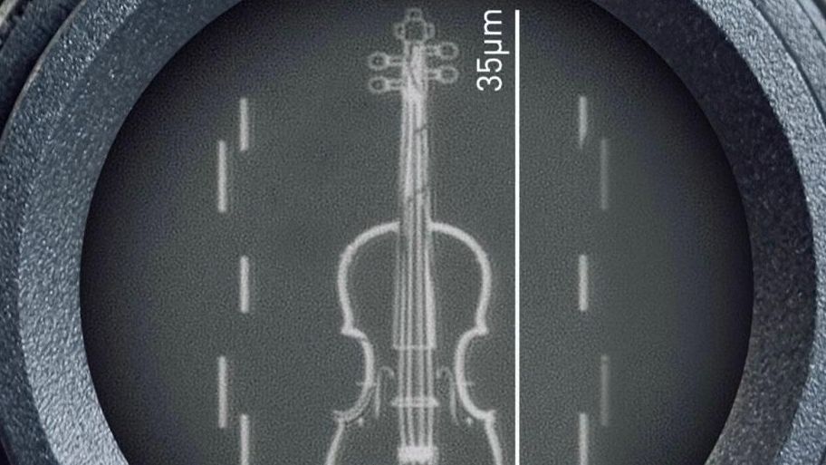 È stato costruito il violino più piccolo del mondo, più sottile di un capello