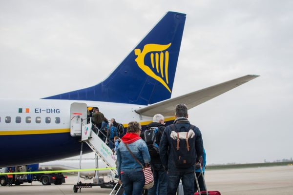 Bagaglio a mano Ryanair, la compagnia aumenta le dimensioni ammesse a bordo