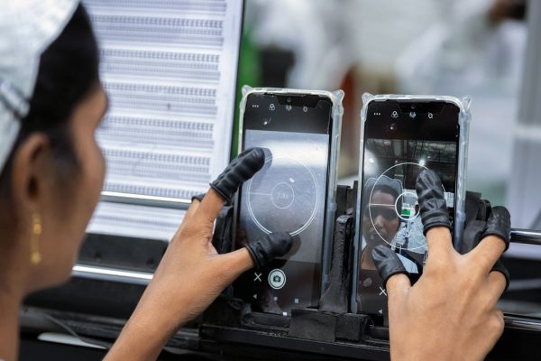 Addio all’iPhone made in India? la Cina rimpatria i suoi lavoratori e rallenta il piano di Apple