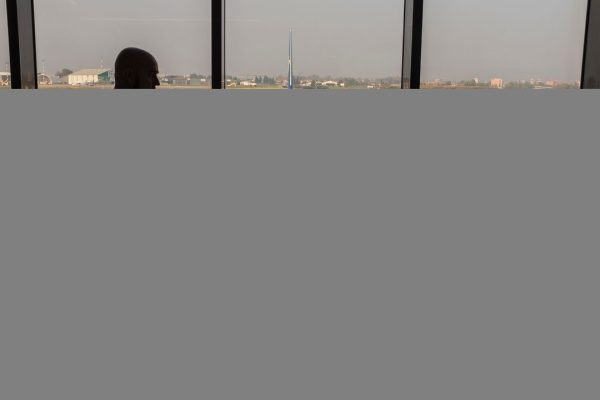 A Orio al Serio un uomo è stato risucchiato dal motore di un aereo. Voli sospesi e indagini in corso