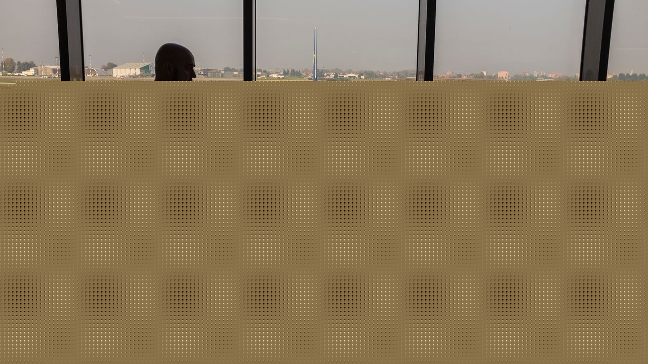 A Orio al Serio un uomo è stato risucchiato dal motore di un aereo. Voli sospesi e indagini in corso