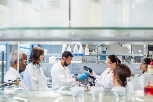 Ricerca clinica, i giovani italiani temono che il contesto nazionale la ostacoli ma hanno fiducia nelle sue potenzialità