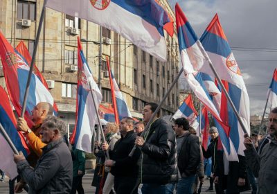 Le proteste in Serbia alzano l’asticella nella sfida contro il governo