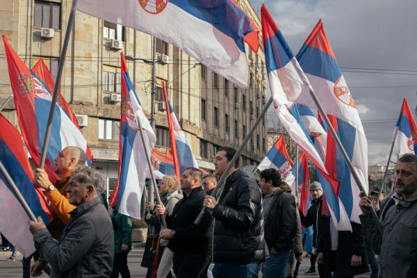 Le proteste in Serbia alzano l’asticella nella sfida contro il governo