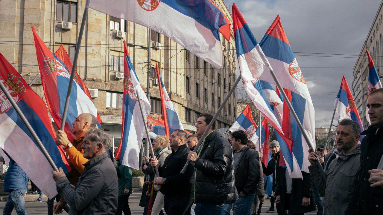 Le proteste in Serbia alzano l’asticella nella sfida contro il governo