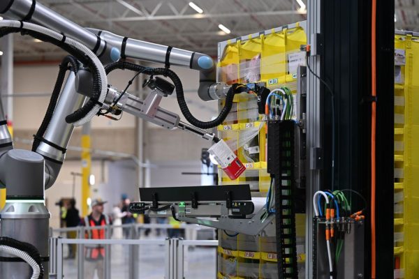 Amazon, i robot nei magazzini sono tanti quanti i dipendenti umani